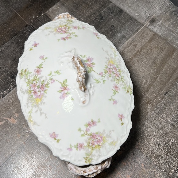 Vintage Elite Works Oval White Casserole with Lid Purple flowers Limoges France - Picture 2 of 13